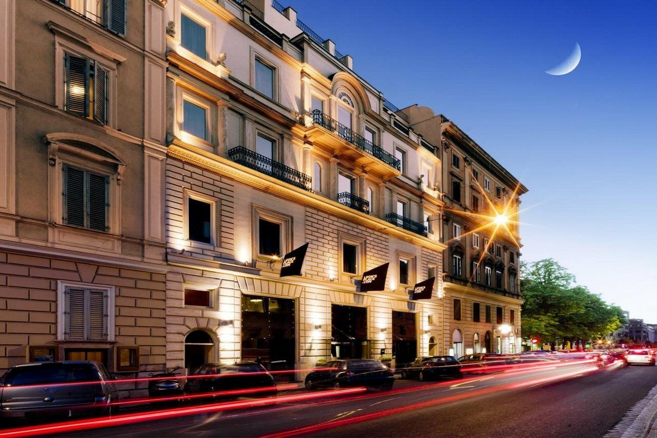 Leon's Place In Hotel